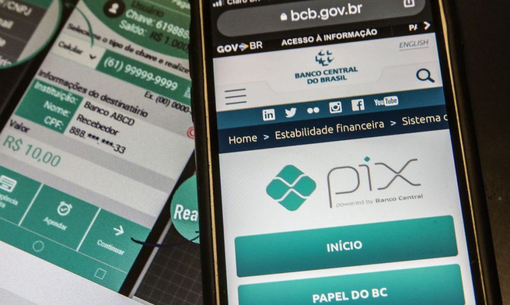 Pix é o pagamento instantâneo brasileiro. O meio de pagamento criado pelo Banco Central (BC) em que os recursos são transferidos entre contas em poucos segundos, a qualquer hora ou dia. É prático, rápido e seguro.